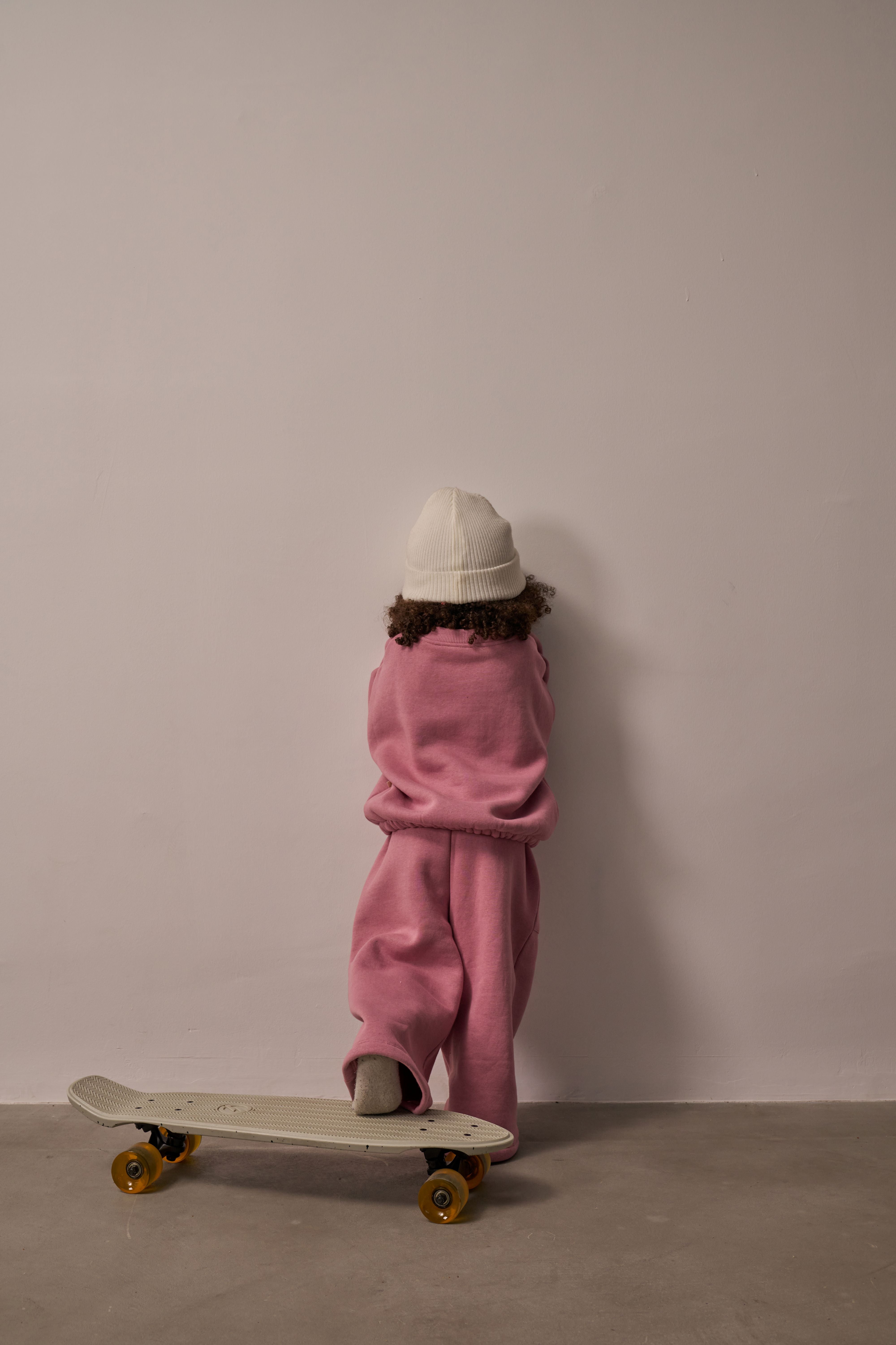 Comfortable oversized pink sweatshirt and pants set for girls
