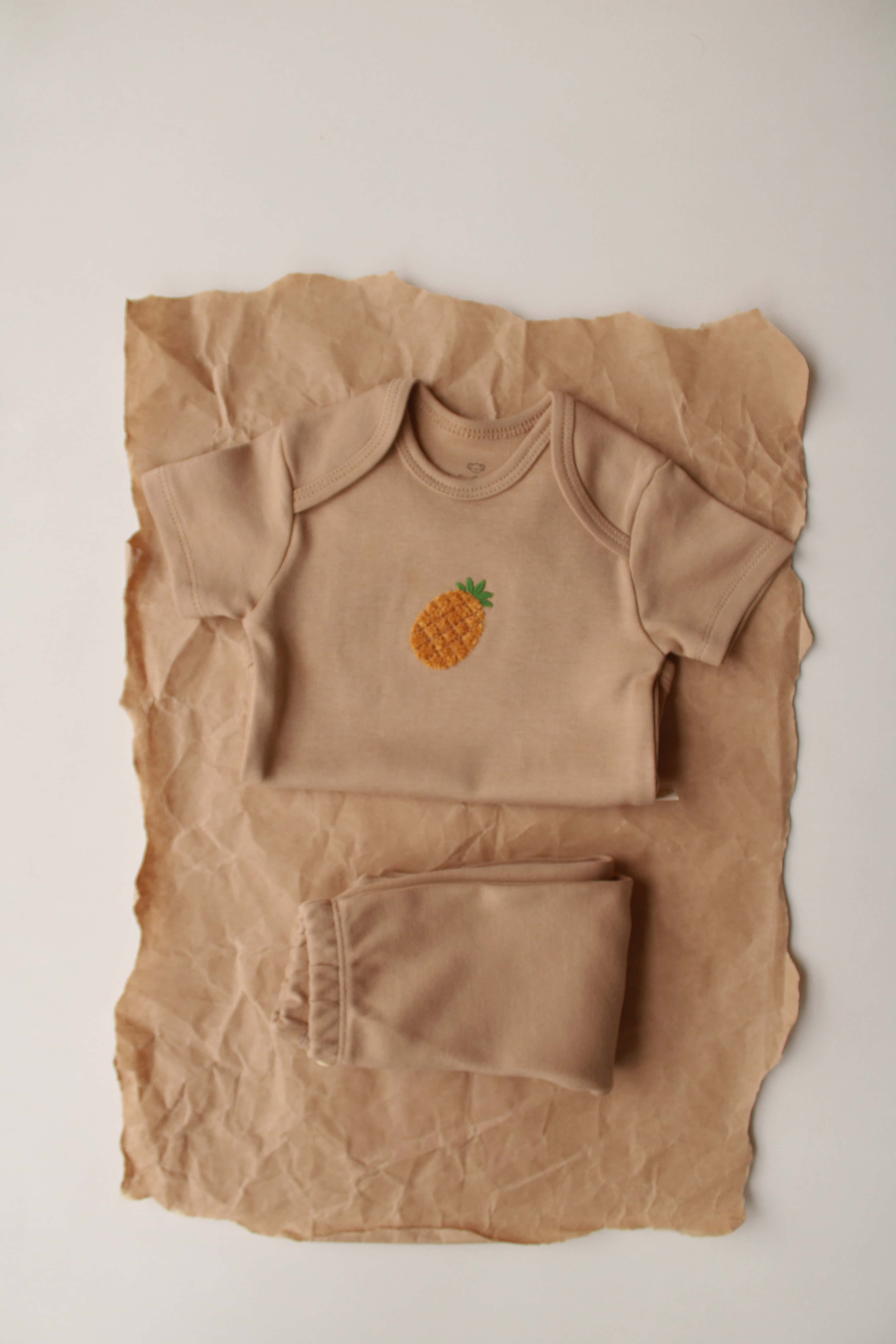 Cute pineapple print baby clothing set with short sleeve shirt and pants, breathable cotton