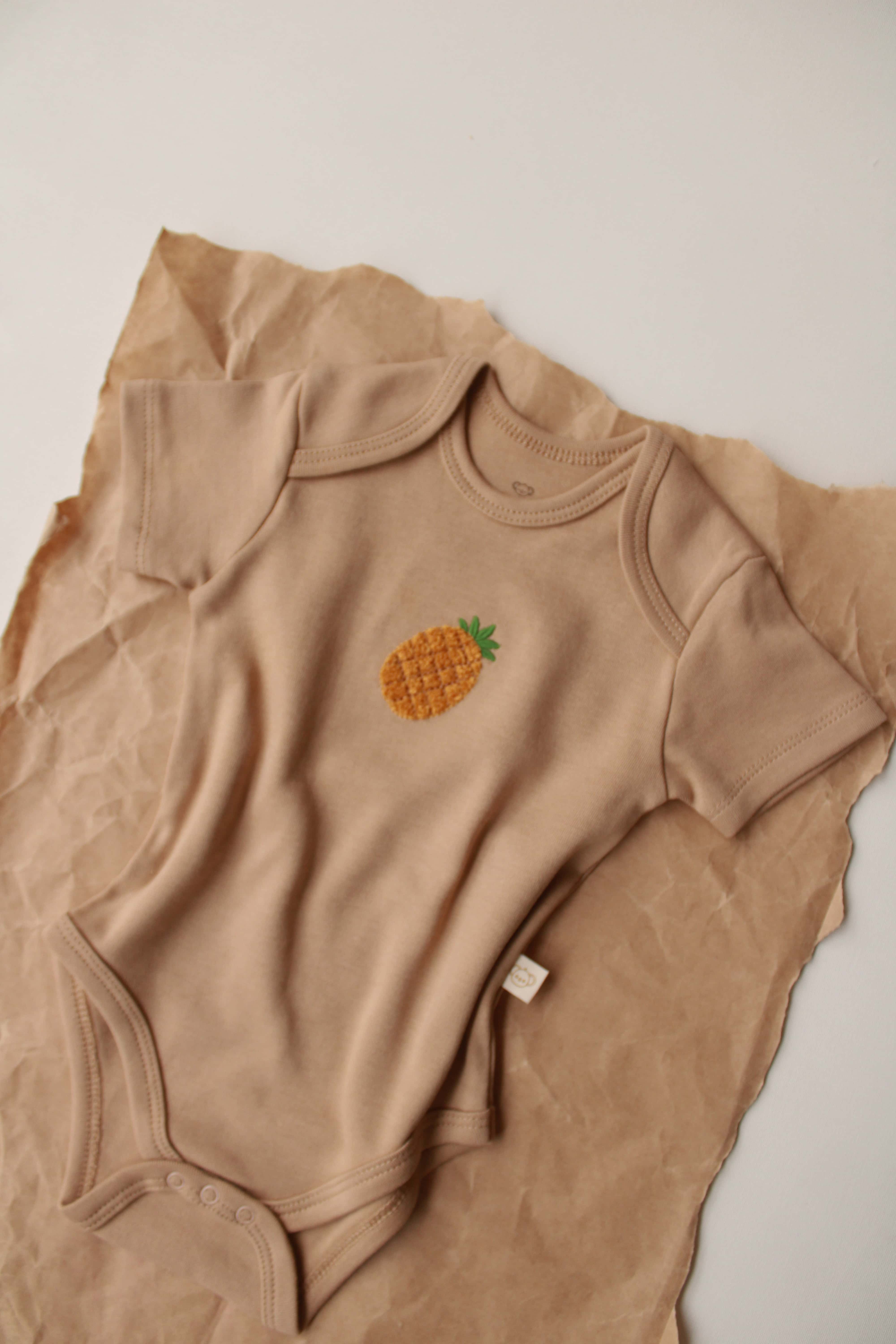 Unisex pineapple design short sleeve and pant baby set, cozy cotton outfit for newborns