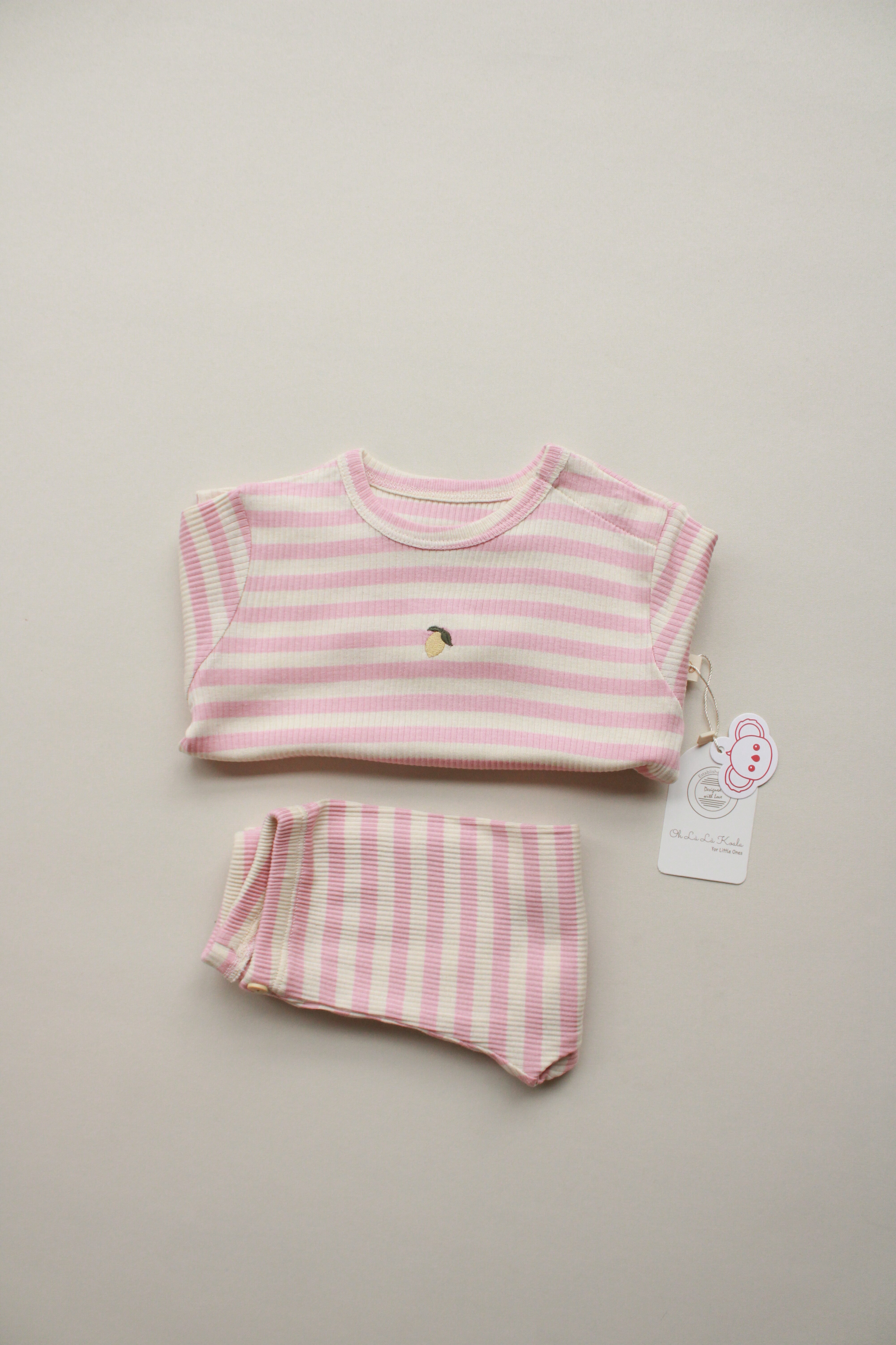 Ribbed cotton baby set featuring cute lemon design.