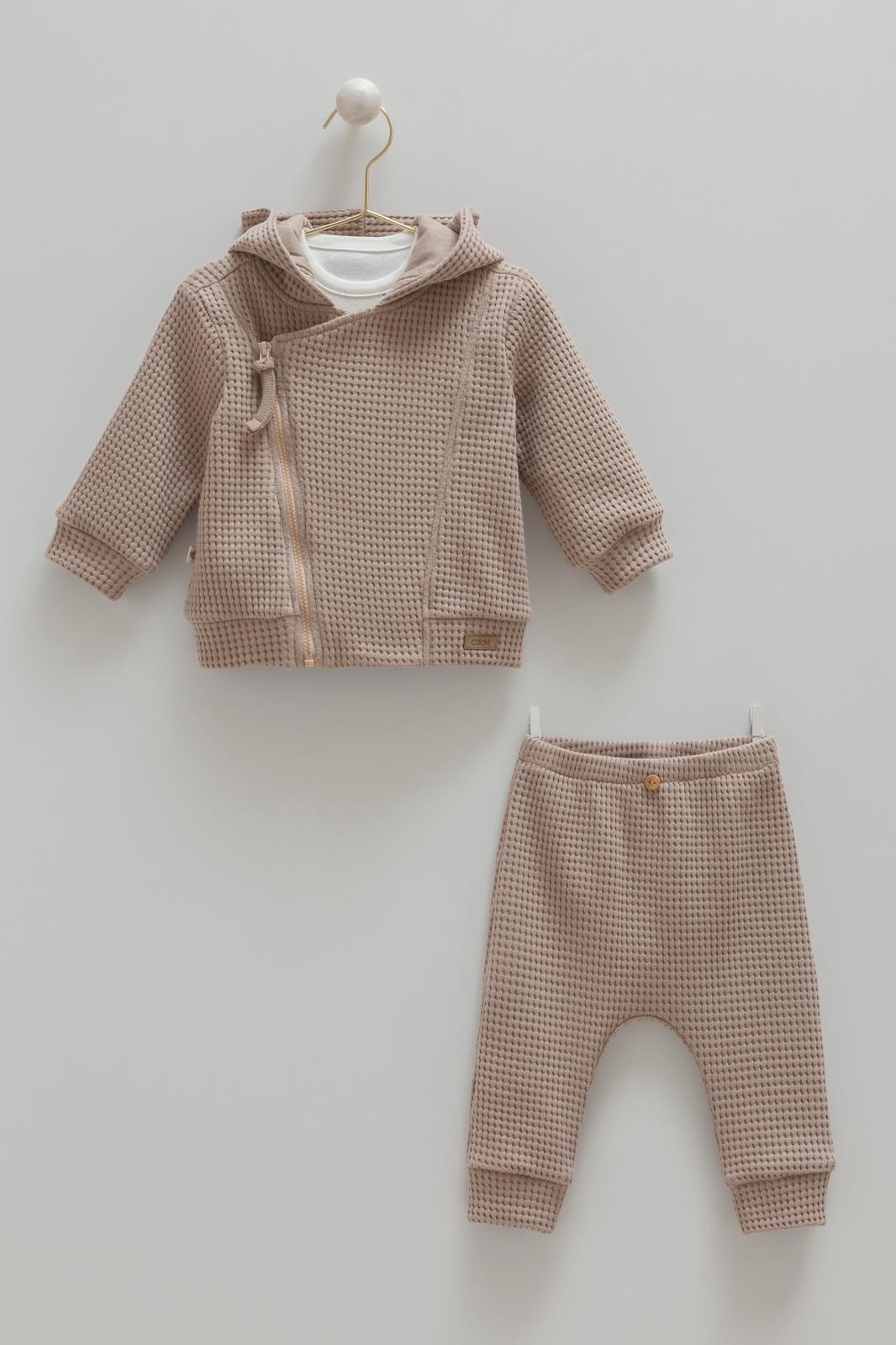 Logan brown baby clothing set made from soft organic cotton, cozy unisex outfit for infants.
