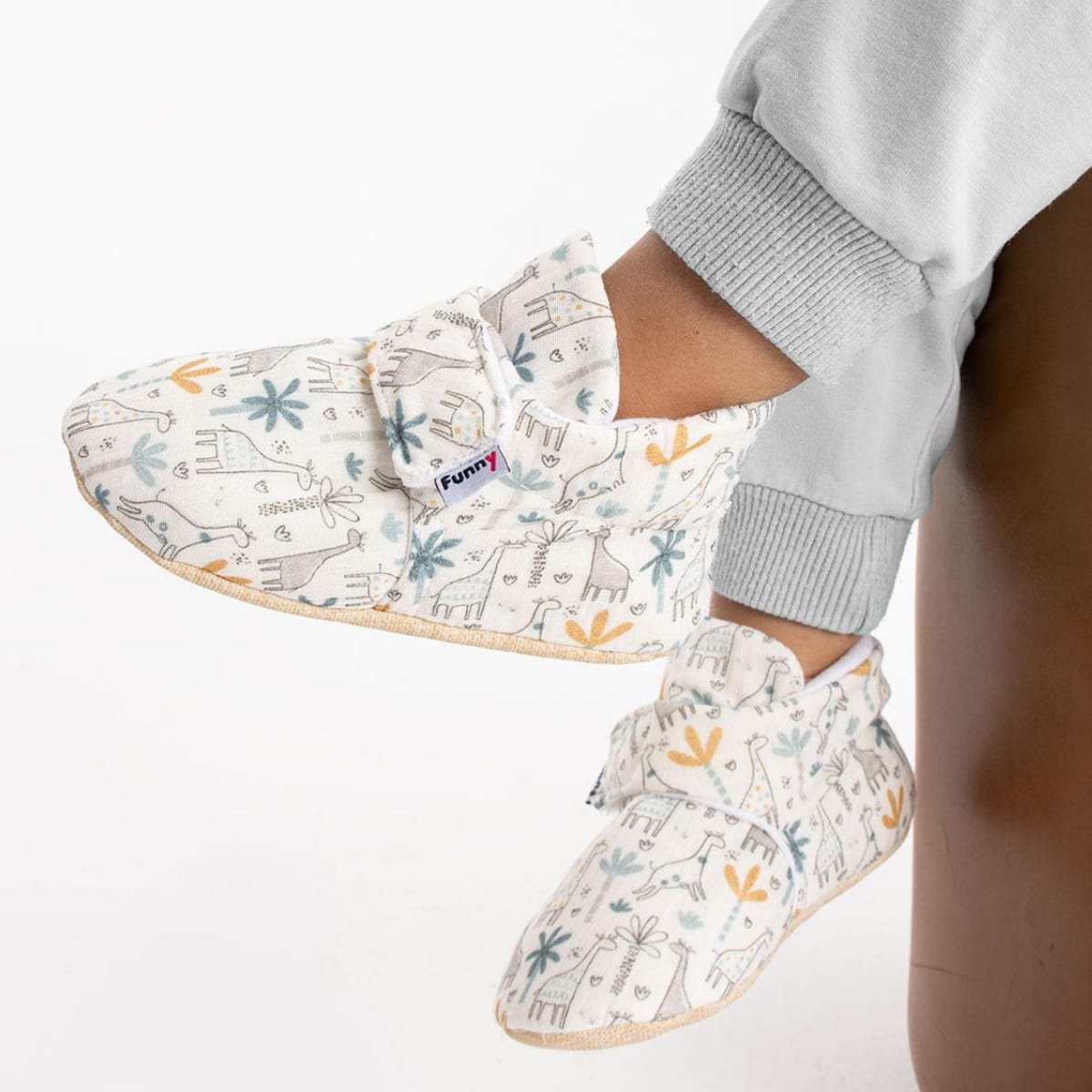 Gender neutral baby shoes in beige with elastic closure