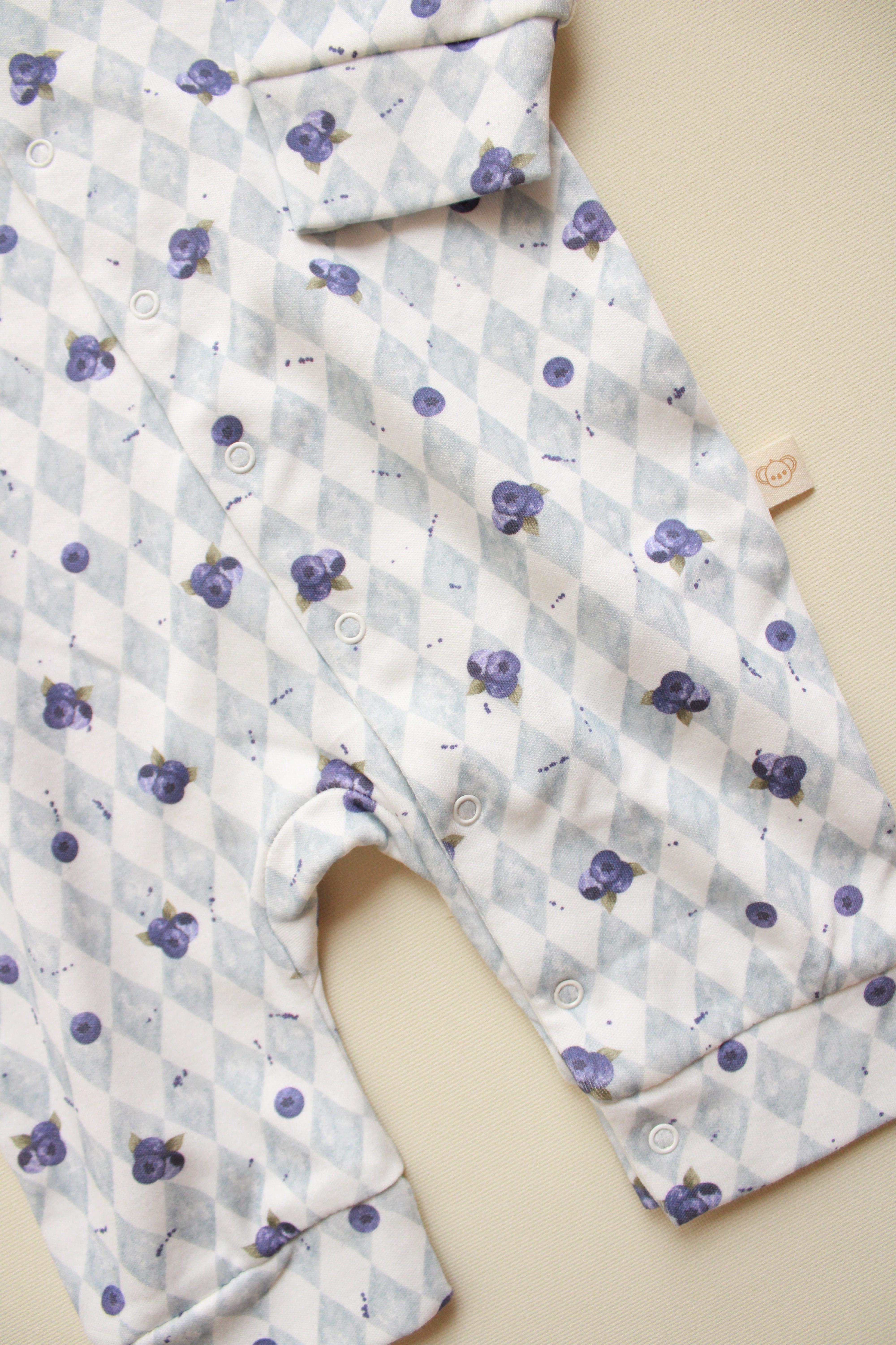 Comfortable everyday baby romper in blue and white pattern