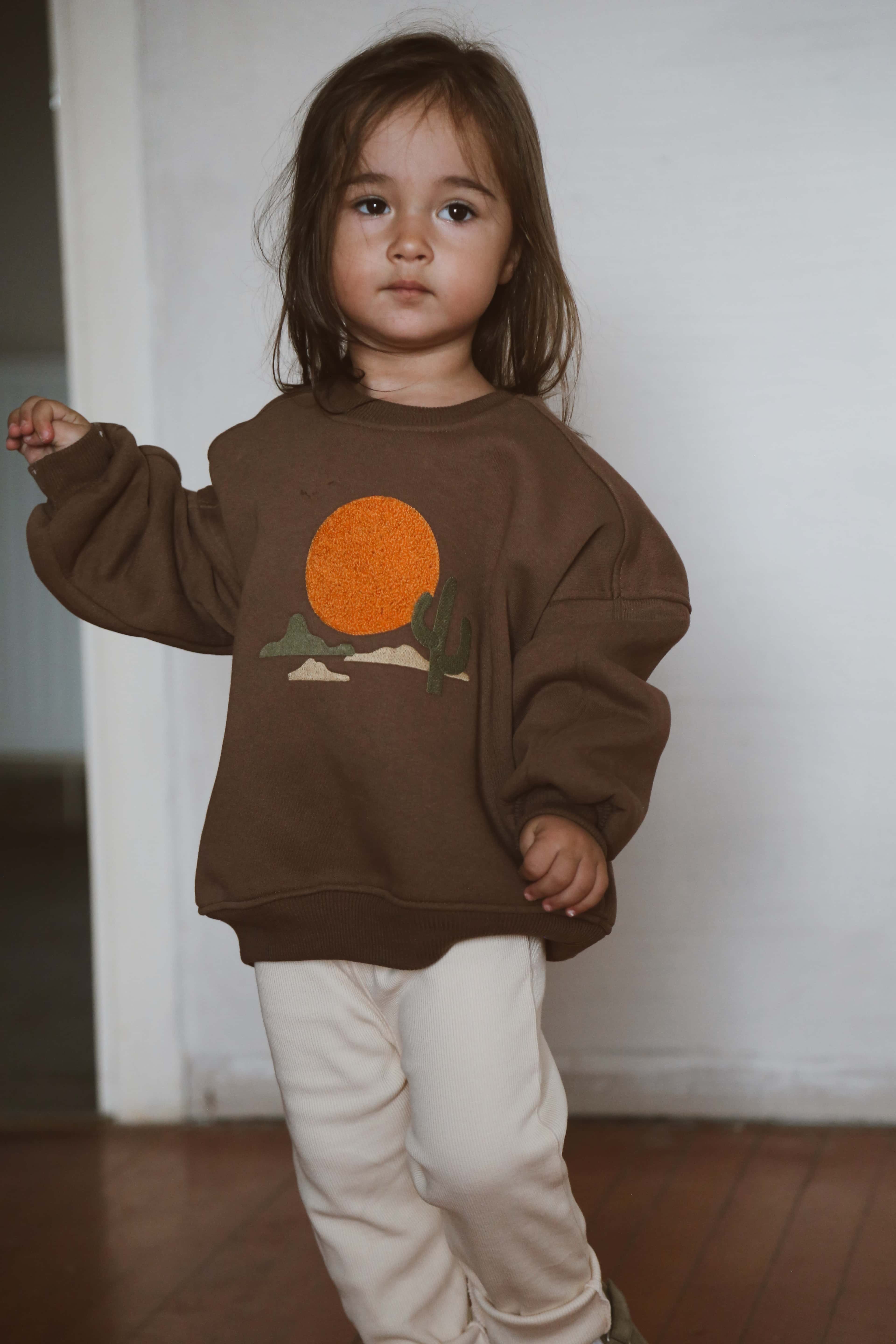 Adventure-inspired baby clothing set with mountain print and elastic pants.