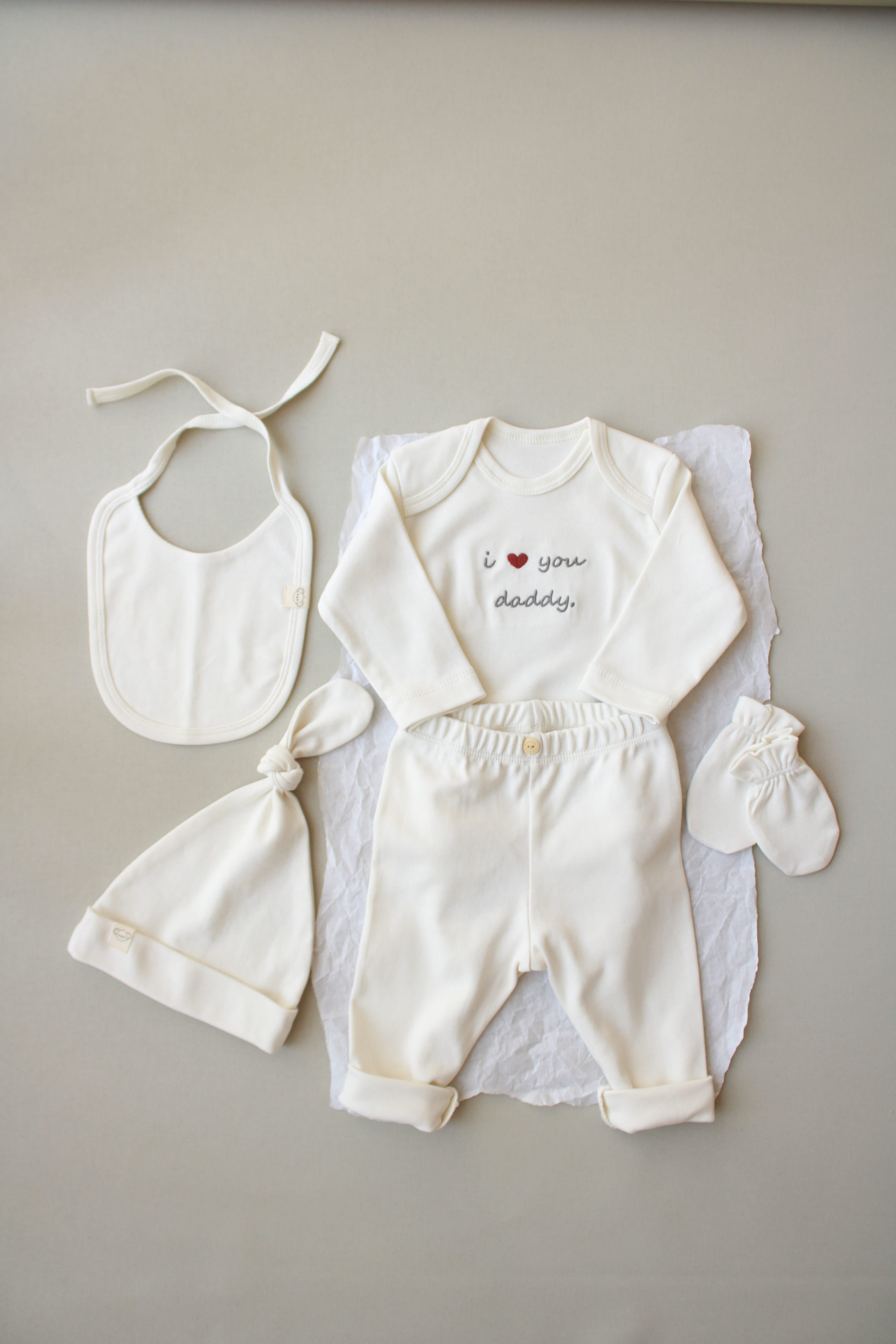 Organic newborn 5-piece baby set with I love you daddy bodysuit