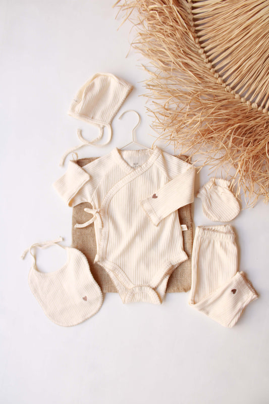 Heart Patterned 5 Piece Newborn Set