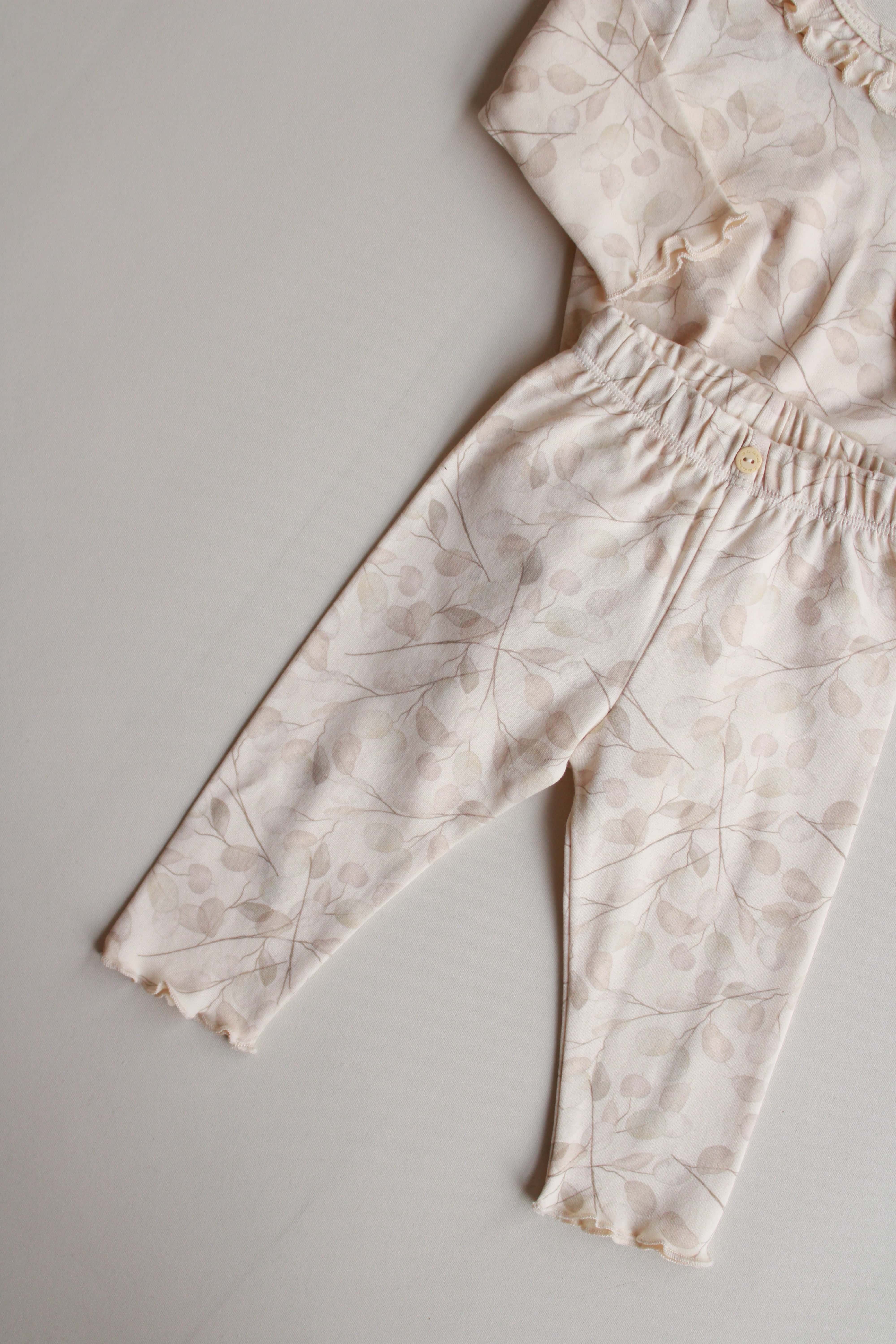 organic style baby clothing set with leaf print design