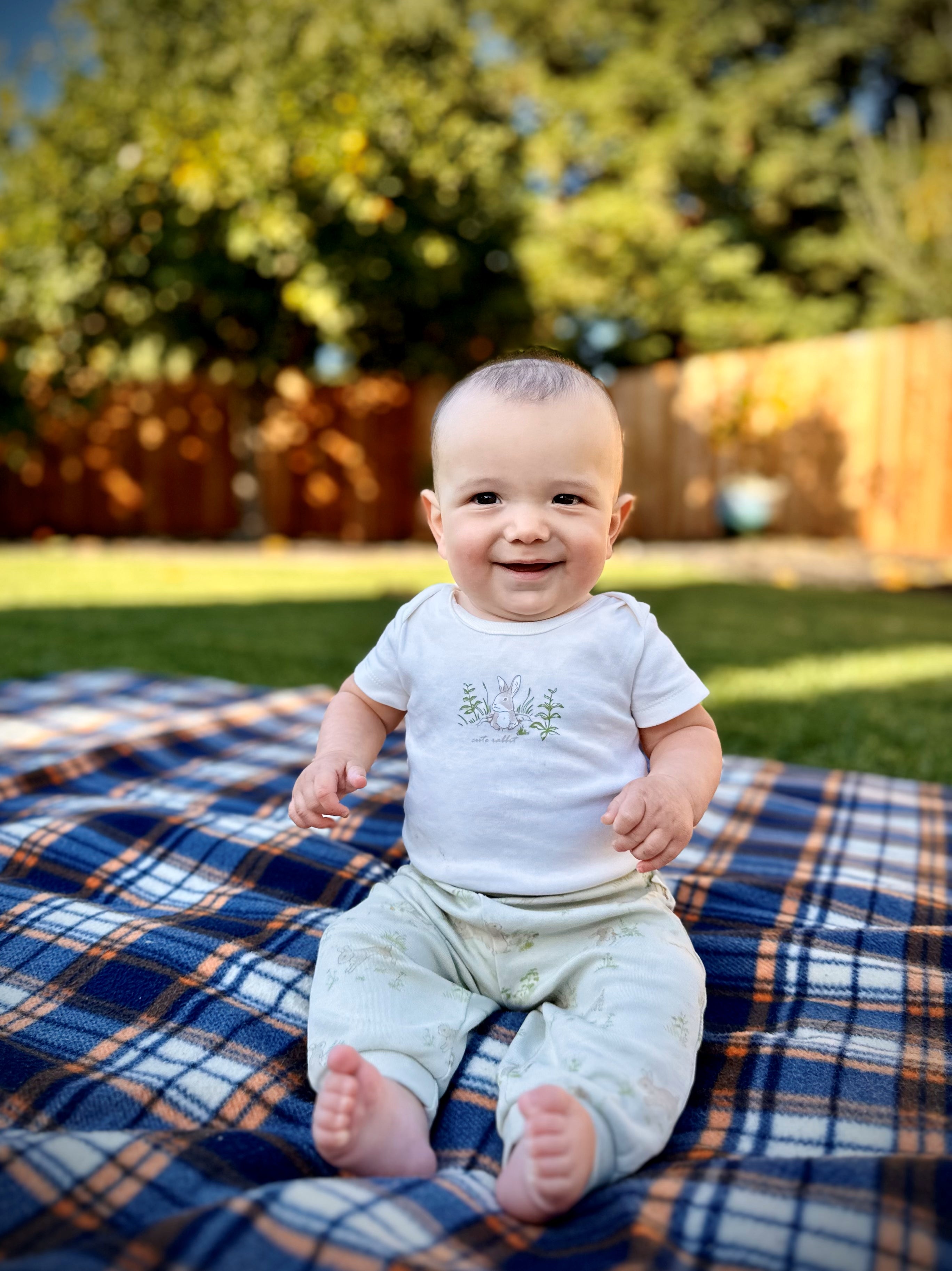 Ecru bunny short sleeve baby bodysuit, soft 100% organic cotton clothing for infants.