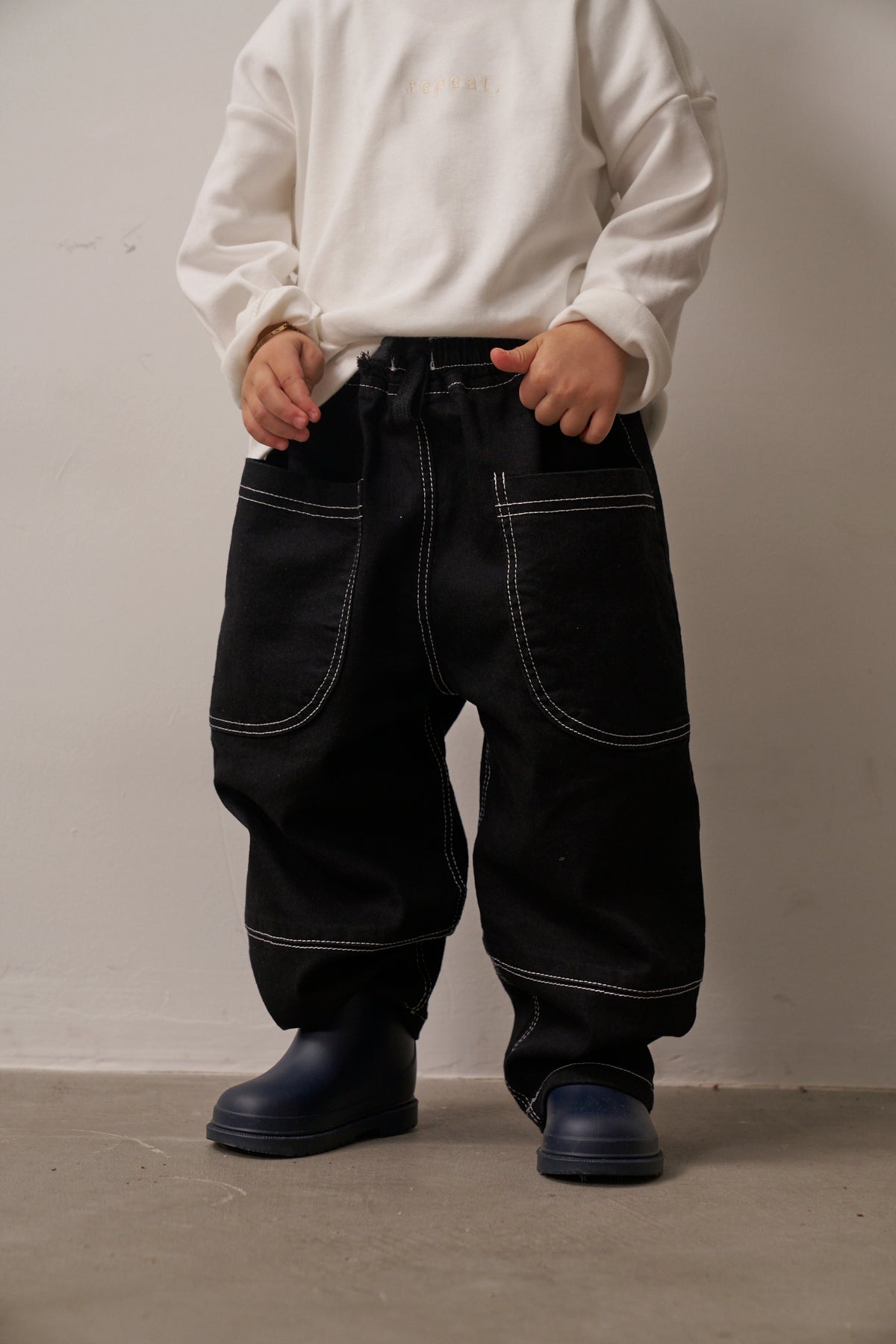 Comfortable kids pants with elastic waistband and pockets