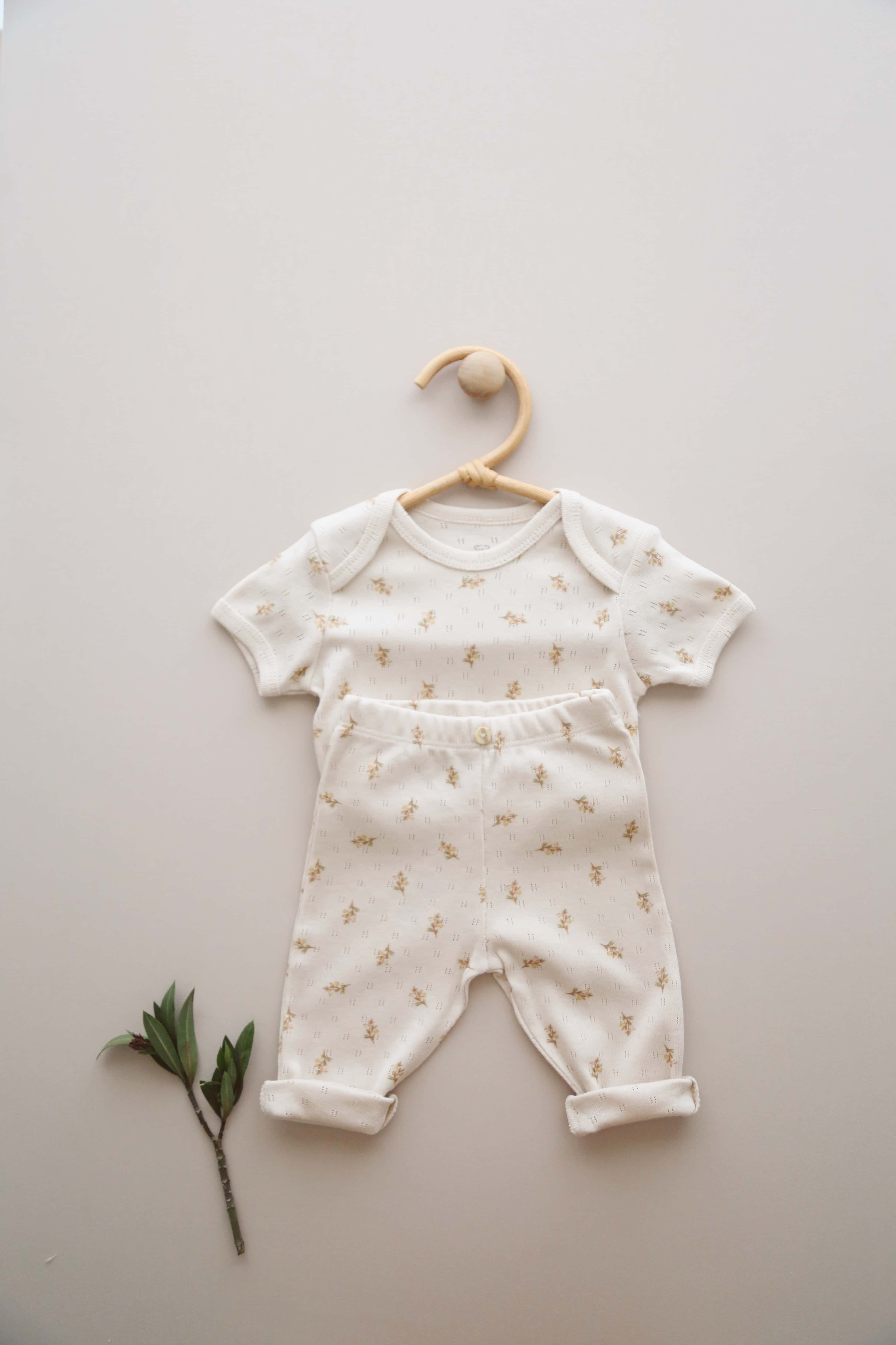 Pear patterned 2 piece baby set, soft cotton outfit perfect for everyday infant and toddler wear.