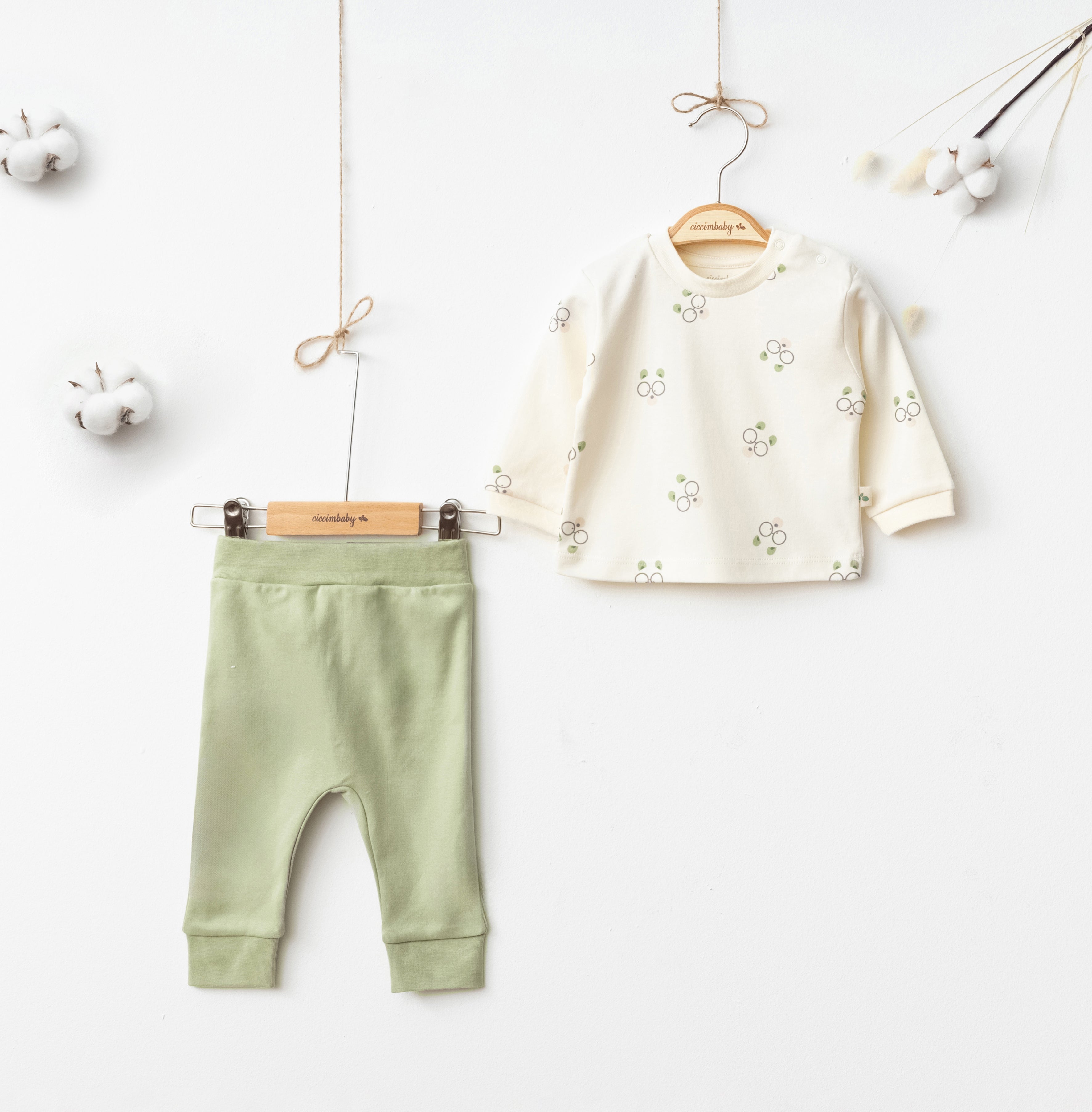 Teddy 2 piece green baby set, cozy cotton outfit suitable for newborns and toddlers.